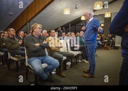 ZWARTSLUIS - Ministro Piet Adema (Agricoltura, natura e qualità alimentare) durante una riunione informativa del gruppo d'azione degli agricoltori Agractie. Durante la riunione, i membri discutono della politica del governo in materia di azoto. ANP JILMER POSTMA netherlands OUT - belgium OUT Foto Stock