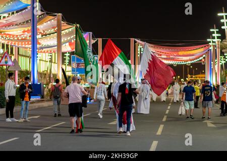 Arab Man Giving FIFA Fan Festival a Lusail blueward Qatar Foto Stock