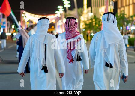 Arab Man Giving FIFA Fan Festival a Lusail blueward Qatar Foto Stock