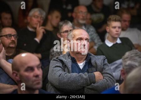 ZWARTSLUIS - Ministro Piet Adema (Agricoltura, natura e qualità alimentare) durante una riunione informativa del gruppo d'azione degli agricoltori Agractie. Durante la riunione, i membri discutono della politica del governo in materia di azoto. ANP JILMER POSTMA netherlands OUT - belgium OUT Foto Stock