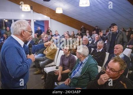 ZWARTSLUIS - Ministro Piet Adema (Agricoltura, natura e qualità alimentare) durante una riunione informativa del gruppo d'azione degli agricoltori Agractie. Durante la riunione, i membri discutono della politica del governo in materia di azoto. ANP JILMER POSTMA netherlands OUT - belgium OUT Foto Stock