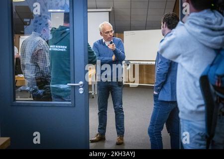 ZWARTSLUIS - Ministro Piet Adema (Agricoltura, natura e qualità alimentare) durante una riunione informativa del gruppo d'azione degli agricoltori Agractie. Durante la riunione, i membri discutono della politica del governo in materia di azoto. ANP JILMER POSTMA netherlands OUT - belgium OUT Foto Stock