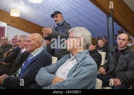 ZWARTSLUIS - Ministro Piet Adema (Agricoltura, natura e qualità alimentare) durante una riunione informativa del gruppo d'azione degli agricoltori Agractie. Durante la riunione, i membri discutono della politica del governo in materia di azoto. ANP JILMER POSTMA netherlands OUT - belgium OUT Foto Stock