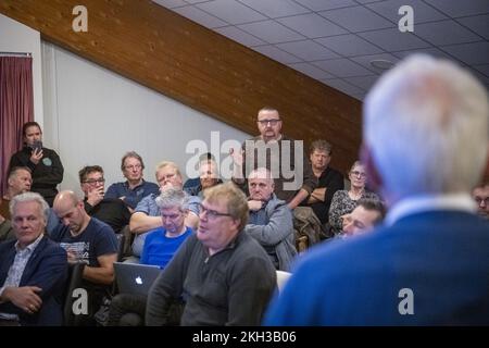 ZWARTSLUIS - Ministro Piet Adema (Agricoltura, natura e qualità alimentare) durante una riunione informativa del gruppo d'azione degli agricoltori Agractie. Durante la riunione, i membri discutono della politica del governo in materia di azoto. ANP JILMER POSTMA netherlands OUT - belgium OUT Foto Stock