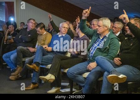 ZWARTSLUIS - Ministro Piet Adema (Agricoltura, natura e qualità alimentare) durante una riunione informativa del gruppo d'azione degli agricoltori Agractie. Durante la riunione, i membri discutono della politica del governo in materia di azoto. ANP JILMER POSTMA netherlands OUT - belgium OUT Foto Stock