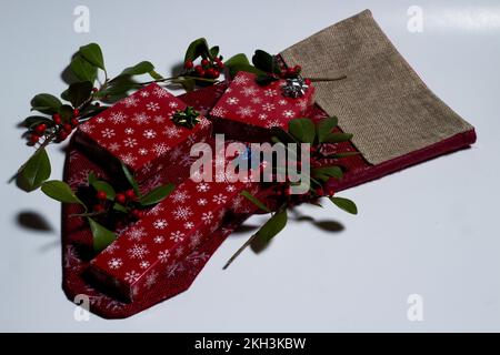 Calza di Natale con regali su uno sfondo bianco! Foto Stock