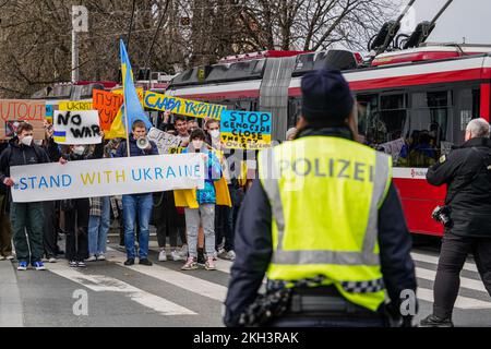 La polizia si accaura una manifestazione a Salisburgo, in Austria, contro la guerra russa in Ucraina. Foto Stock