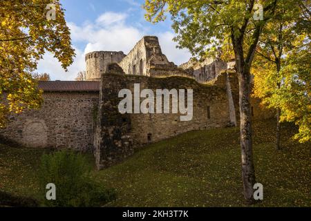 Vista sulle rovine dell'antico castello di Livonia nella città vecchia di Cesis, Lettonia Foto Stock