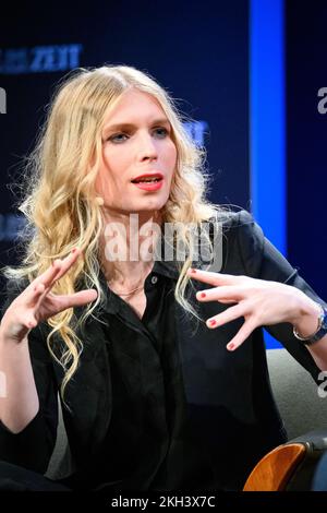 Amburgo, Germania. 23rd Nov 2022. Chelsea Manning, whistleblower degli Stati Uniti, parla del suo nuovo libro 'README.txt' con l'editore capo di Zeit online. Credit: Jonas Walzberg/dpa/Alamy Live News Foto Stock