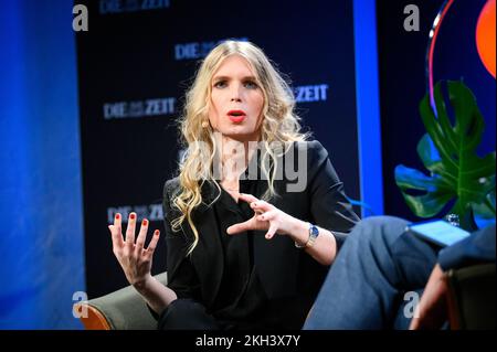 Amburgo, Germania. 23rd Nov 2022. Chelsea Manning, whistleblower degli Stati Uniti, parla del suo nuovo libro 'README.txt' con l'editore capo di Zeit online. Credit: Jonas Walzberg/dpa/Alamy Live News Foto Stock