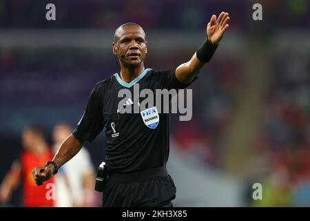 Doha, Qatar. Al Rajjan, Qatar. 23rd Nov 2022. Calcio, Coppa del mondo 2022 in Qatar, Belgio - Canada, turno preliminare, Gruppo F, giorno della partita 1 allo stadio Ahmad bin Ali di al-Rajjan, Janny Sikazwe gesti. Credit: Tom Weller/dpa/Alamy Live News Credit: dpa picture Alliance/Alamy Live News Foto Stock