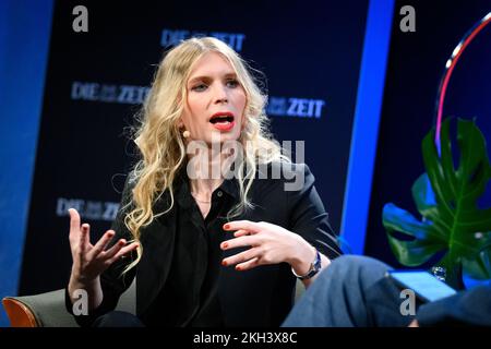 Amburgo, Germania. 23rd Nov 2022. Chelsea Manning, whistleblower degli Stati Uniti, parla del suo nuovo libro 'README.txt' con l'editore capo di Zeit online. Credit: Jonas Walzberg/dpa/Alamy Live News Foto Stock