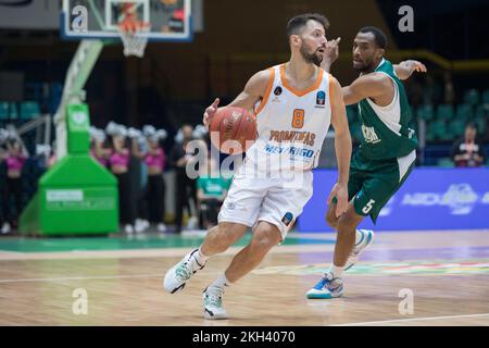 Wroclaw, Polonia, 23rd novembre 2022. 7days Eurocup: WKS Slask Wroclaw (camicie verdi) vs Promitheas Patras (camicie bianche) in Hala Orbita. Foto: #8 Nikolaos Gkikas © Piotr Zajac/Alamy Live News Foto Stock