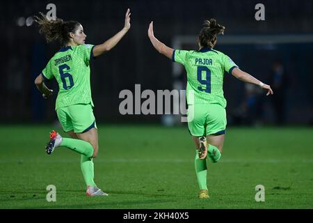 Latina, Italia. 23rd Nov 2022. Ewa Pajor di VFL Wolfsburg festeggia con Dominique Janssen di VFL Wolfsburg dopo aver segnato il gol del 1-1 durante la partita di calcio femminile della UEFA Champions League tra AS Roma e di VFL Wolfsburg allo stadio Domenico Franioni di Latina (Italia), il 23th novembre 2022. Foto Andrea Staccioli/Insidefoto Credit: Insidefoto di andrea staccioli/Alamy Live News Foto Stock