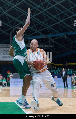 Wroclaw, Polonia, 23rd novembre 2022. 7days Eurocup: WKS Slask Wroclaw (camicie verdi) vs Promitheas Patras (camicie bianche) in Hala Orbita. Foto: #7 Vassilis Mouratos © Piotr Zajac/Alamy Live News Foto Stock