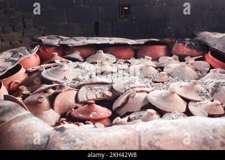 Ceramica, ceramica e prodotti fatti a mano su uno scaffale in officina e showroom. Primo piano di vasi di argilla e terracotta in mostra in un negozio di artigianato. Foto Stock