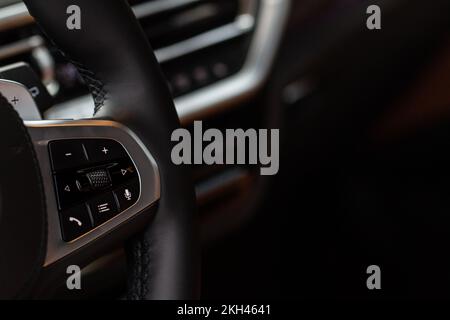 Pulsanti di chiamata sul volante dell'auto. Pulsanti di comando audio sul volante di un'auto moderna. Foto Stock