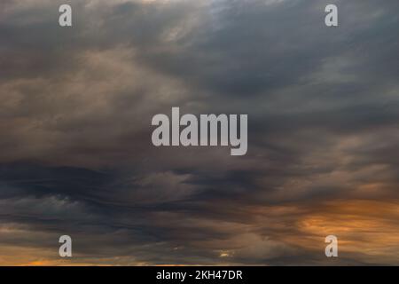 Cielo nuvoloso al mattino. Nuvole drammatiche all'alba o al tramonto. Previsioni del tempo o foto concettuale della tempesta. Foto Stock