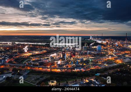 Duisburg, Germania, Industry of Ruhr: Vista aerea notturna dello skyline dello stabilimento di produzione dell'acciaio ThyssenKrupp con altoforno industriale Foto Stock