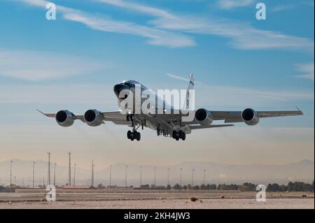 Un aereo da ricognizione RC-135 Rivet Joint assegnato alla 55th Wing, Offutt Air Force base, Nebraska, decollerà per una missione Weapons School Integration (WSINT) alla Nellis Air Force base, Nevada, 21 novembre 2022. L'aeromobile di ricognizione RC-135V/W Rivet Joint supporta i consumatori di livello nazionale e teatrale con capacità di raccolta, analisi e diffusione di intelligence in tempo quasi reale. (STATI UNITI Foto dell'Aeronautica militare di William R. Lewis) Foto Stock