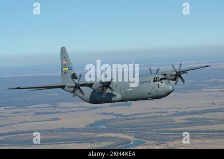 Un C-130J Super Hercules assegnato al 62nd Airlift Squadron vola sull'Arkansas durante una missione di addestramento, il 21 novembre 2022. Il 62nd AS fornisce un addestramento avanzato ai piloti e ai loadmaster C-130 per le operazioni di volo e airdrop. (STATI UNITI Foto Air Force di Tech. SGT. Dana J. Cale) Foto Stock