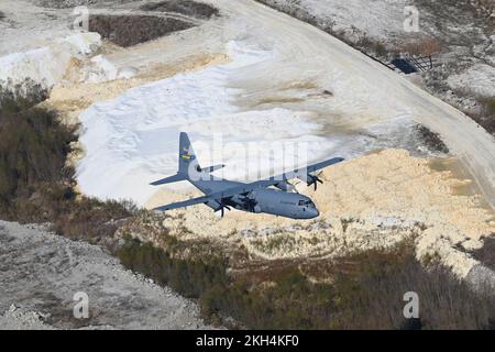 Un C-130J Super Hercules assegnato al 62nd Airlift Squadron vola sull'Arkansas durante una missione di addestramento, il 21 novembre 2022. Il design flessibile del C-130J consente di configurarlo per più missioni, consentendo a un solo aeromobile di svolgere il ruolo di molti e di proiettare un aereo di prima classe airpower in qualsiasi area di responsabilità. (STATI UNITI Foto Air Force di Tech. SGT. Dana J. Cale) Foto Stock