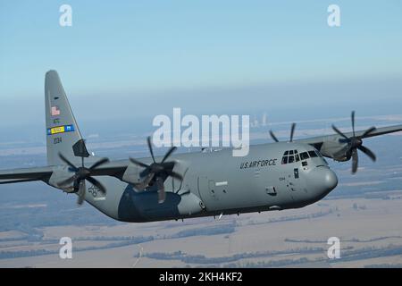 Un C-130J Super Hercules assegnato al 62nd Airlift Squadron vola sull'Arkansas durante una missione di addestramento, il 21 novembre 2022. Il 62nd AS fornisce un addestramento avanzato ai piloti e ai loadmaster C-130 per le operazioni di volo e airdrop. (STATI UNITI Foto Air Force di Tech. SGT. Dana J. Cale) Foto Stock