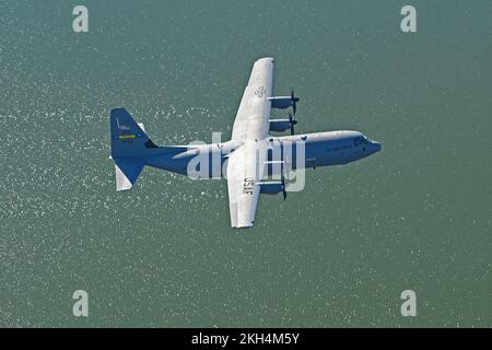 Un C-130J Super Hercules assegnato al 62nd Airlift Squadron vola sull'Arkansas durante una missione di addestramento, il 21 novembre 2022. Il 62nd AS fornisce un addestramento avanzato ai piloti e ai loadmaster C-130 per le operazioni di volo e airdrop. (STATI UNITI Foto Air Force di Tech. SGT. Dana J. Cale) Foto Stock