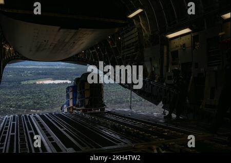 Il carico viene lasciato cadere da un Royal Australian Air Forces C-17 Globemaster III mentre in una formazione di 3 navi durante l'esercizio di Dexterity Globale nei cieli sopra Queensland, 16 novembre 2022. Exercise Global Dexterity 2022 è in corso presso la base RAAF di Amberley, ed è stato progettato per contribuire a sviluppare le capacità tattiche bilaterali di sollevamento aereo e airdrop delle forze aeree degli Stati Uniti (USAF) e della Royal Australian Air Force (RAAF). Sia gli Stati Uniti che l'Australia si affidano al C-17A per fornire un volo strategico e tattico in tutta la regione dell'Indo-Pacifico, con la sua capacità di fornire tempi e tempi brevi Foto Stock