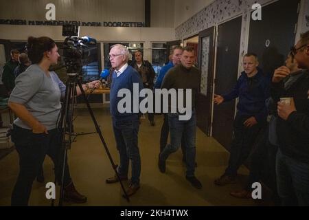 ZWARTSLUIS - Ministro Piet Adema (Agricoltura, natura e qualità alimentare) durante una riunione informativa del gruppo d'azione degli agricoltori Agractie. Durante la riunione, i membri discutono della politica del governo in materia di azoto. ANP JILMER POSTMA netherlands OUT - belgium OUT Foto Stock