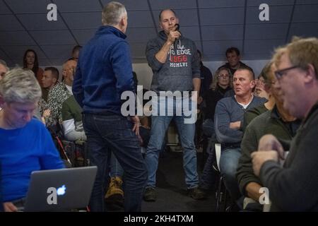 ZWARTSLUIS - Ministro Piet Adema (Agricoltura, natura e qualità alimentare) durante una riunione informativa del gruppo d'azione degli agricoltori Agractie. Durante la riunione, i membri discutono della politica del governo in materia di azoto. ANP JILMER POSTMA netherlands OUT - belgium OUT Foto Stock