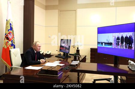 Novo-Ogaryovo, Russia. 22nd Nov 2022. Il presidente russo Vladimir Putin guarda il lancio dei rompighiaccio a energia nucleare Ural e Yakutia tramite collegamento video dalla residenza presidenziale di Novo-Ogaryovo, 22 novembre 2022 a Mosca, Russia. Credit: Mikhail Metzel/Kremlin Pool/Alamy Live News Foto Stock