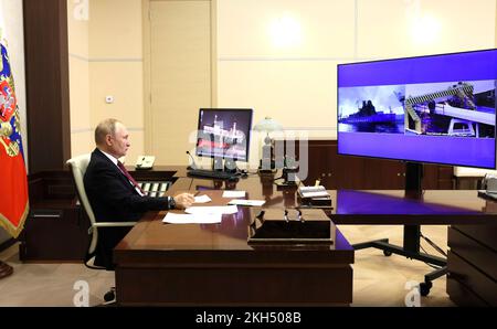 Novo-Ogaryovo, Russia. 22nd Nov 2022. Il presidente russo Vladimir Putin guarda il lancio dei rompighiaccio a energia nucleare Ural e Yakutia tramite collegamento video dalla residenza presidenziale di Novo-Ogaryovo, 22 novembre 2022 a Mosca, Russia. Credit: Mikhail Metzel/Kremlin Pool/Alamy Live News Foto Stock