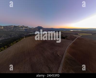 Vista aerea dell'altopiano di Valensole e del lago Sainte-Croix, in inverno, al tramonto, nel parco nazionale di Verdon, in Francia, in Provenza, in Europa. Foto Stock