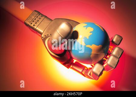 Mano robotica con globo Foto Stock