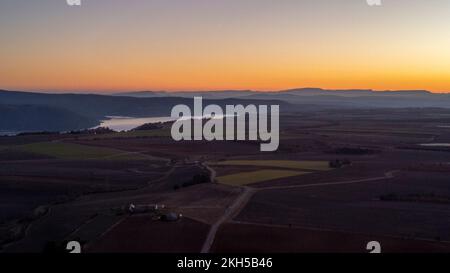 Vista aerea dell'altopiano di Valensole e del lago Sainte-Croix, in inverno, al tramonto, nel parco nazionale di Verdon, in Francia, in Provenza, in Europa. Foto Stock