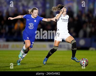 Erin Cuthbert di Chelsea combatte con Claudia Zornoza del Real Madrid durante il gruppo UEFA Women's Champiosn League Una partita a Kingsmeadow, Londra. Data immagine: Mercoledì 23 novembre 2022. Foto Stock