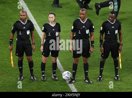 Al Rayyan, Qatar. 23rd Nov 2022. Gli arbitri sono visti prima della partita di Gruppo F tra Belgio e Canada alla Coppa del mondo FIFA 2022 allo stadio Ahmad Bin Ali di al Rayyan, Qatar, 23 novembre 2022. Credit: Xu Zijian/Xinhua/Alamy Live News Foto Stock