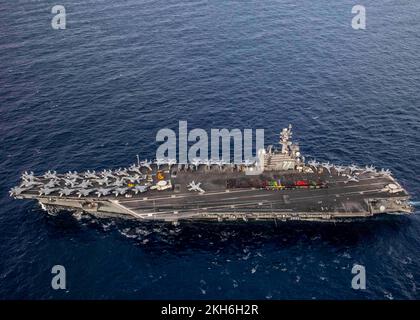 USS George HW Bush, Grecia. 20 Novembre 2022. STATI UNITI Marinai della Marina a bordo della portaerei di classe Nimitz USS George H.W. Bush si trova sul ponte di volo per una foto di gruppo durante le operazioni NATO, il 21 novembre 2022 nel Mare Adriatico. Credit: MC2 Novalee Manzella/US Navy Photo/Alamy Live News Foto Stock