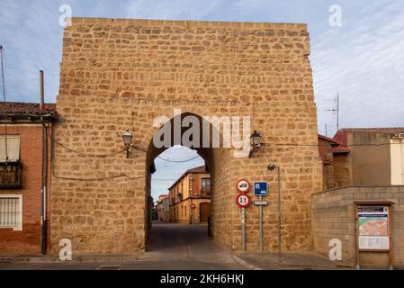 La porta medievale conservato Arco de la Concepción a Mansilla de las Mulas. Foto Stock