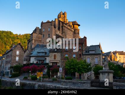 Paesaggio del villaggio francese di Estaing sulla riva del fiume Lot con castello medievale Foto Stock