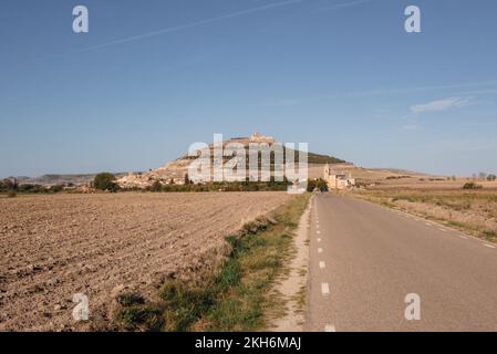 Altamente visibile da lontano: La collina sopra il villaggio di Castrojeriz con le rovine del castello medievale è una caratteristica importante sulla pianura Meseta del nord della Spagna Foto Stock