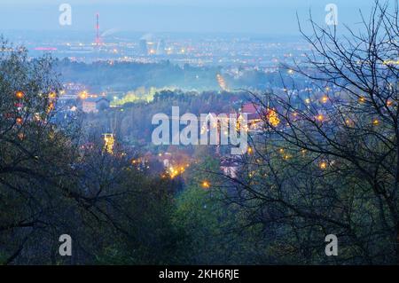 Vicino a Cracovia e Wieiczka. Una vista dalla collina delle pecore (Barania Górka) vicino a Wieliczka su Wieliczka e Nowa Huta - un quartiere di Cracovia. Foto Stock