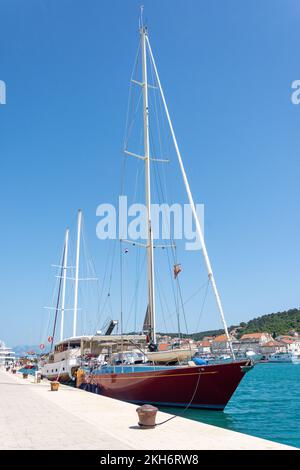 Barche ormeggiate sulla Promenade Trogir, Città Vecchia, Trogir, Split-Dalmazia County, Croazia Foto Stock