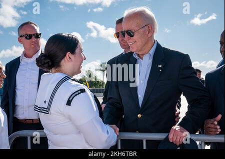 Honolulu, Stati Uniti. 16 Novembre 2022. STATI UNITI Il presidente Joe Biden saluta i membri del servizio durante una sosta durante il suo viaggio di ritorno dal vertice del G20 in Indonesia alla base congiunta Pearl Harbor-Hickam, 16 novembre 2022 a Honolulu, Hawaii. Credit: MC1 Anthony J. Rivera/US Navy Photo/Alamy Live News Foto Stock