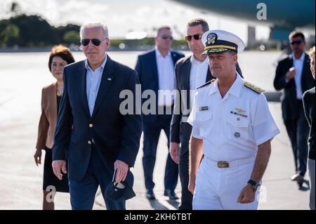 Honolulu, Stati Uniti. 16 Novembre 2022. STATI UNITI Il presidente Joe Biden cammina con la Marina ADM. John C. Aquilino, comandante degli Stati Uniti Indo-Pacific Command, a destra, durante una sosta durante il suo viaggio di ritorno dal vertice del G20 in Indonesia alla base congiunta Pearl Harbor-Hickam, 16 novembre 2022 a Honolulu, Hawaii. Credit: MC1 Anthony J. Rivera/US Navy Photo/Alamy Live News Foto Stock