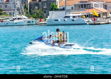 Giovane coppia in moto d'acqua al largo di Trogir Promenade, Città Vecchia, Trogir, Split-Dalmazia County, Croazia Foto Stock