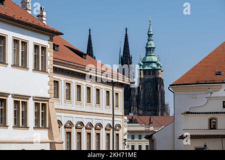 Praga, Repubblica Ceca - 4 settembre 2022: Vista delle facciate tradizionali nel centro storico di Praga e le torri di San La Cattedrale di Vito sullo sfondo Foto Stock