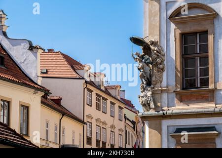 Praga, Repubblica Ceca - 4 settembre 2022: Statue sulla facciata del Ministero degli Affari Esteri Foto Stock