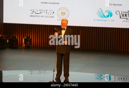 Cairo, Egitto. 22nd Nov 2022. Hussein Fahmy, la star del cinema egiziana del Cairo, presidente del CIFF (il Cairo International Film Festival), parla alla cerimonia di premiazione del CIFF al Cairo, in Egitto, il 22 novembre 2022. Il film palestinese Alam, diretto dal regista palestinese Firas Khoury e co-finanziato da produttori di Francia, Tunisia, Palestina, Arabia Saudita e Qatar, ha vinto il premio Golden Pyramid Award per il miglior film al Cairo International Film Festival (CFF) del 44th, che si è concluso qui martedì sera. Credit: Mohamed Asad/Xinhua/Alamy Live News Foto Stock